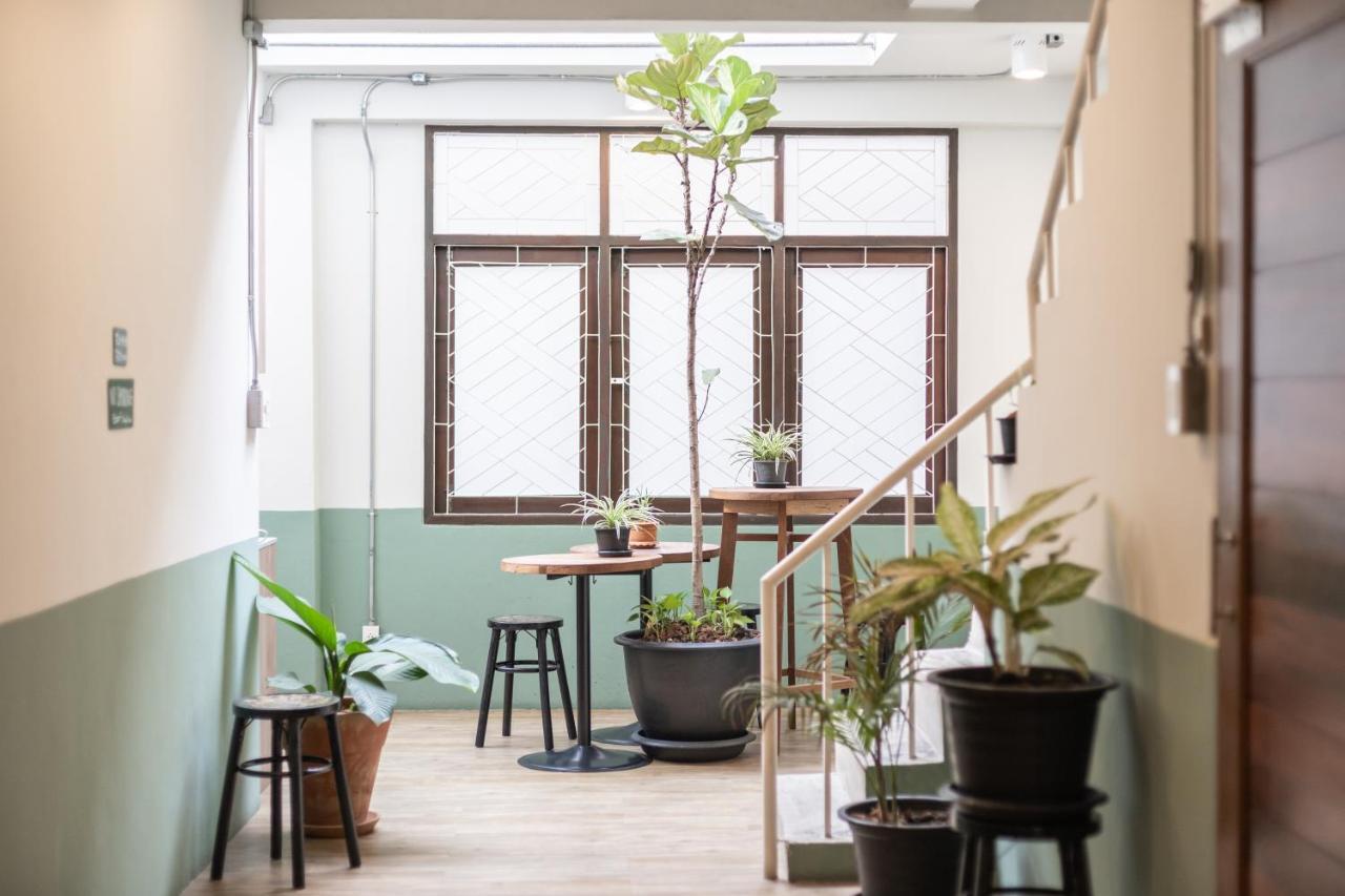 Better Moon Guesthouse Bangkok Bagian luar foto
